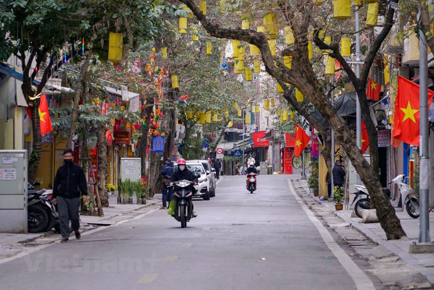Le matin du premier jour du Nouvel An lunaire du Tigre 2022 ou Têt traditionnel, les rues normalement bondées du centre-ville de Hanoï sont très calmes avec peu de motos et de voitures. Pas d'embouteillages, pas de klaxons, pas de scènes bondées et animées, la capitale est tranquille le premier matin de l'Année lunaire du Tigre. Il y a un léger frisson dans l'air comme la pluie est tombée tôt le matin. La température est de 12 degrés Celsius. Dans certaines des rues désertes, quelques personnes font une promenade pour profiter de l'atmosphère paisible et agréable qui n'apparaît qu'une fois par an. Photo: VietnamPlus