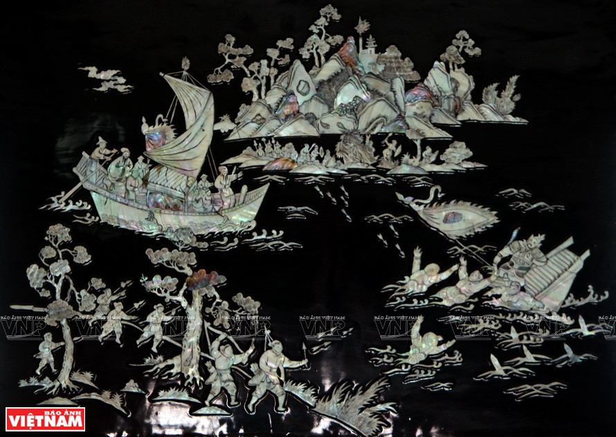 Un tableau incrusté de nacre. Photo: VNP
