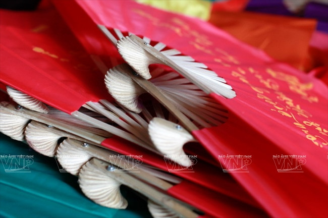 Les éventails en tissu sont maintenant prisés par les clients à Chàng Son.