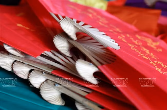 Les éventails en tissu sont maintenant prisés par les clients à Chàng Son. 