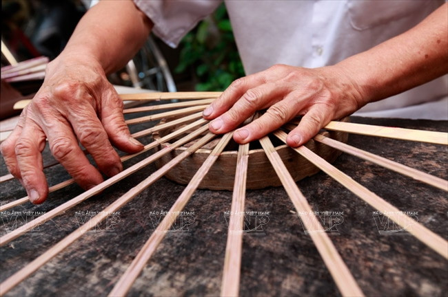 La disposition des brins pour le collage du papier.