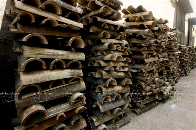 Le village est constellé d'empilements de morceaux de bambou servant à faire les brins d'éventails.