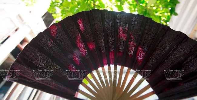 Un éventail dans la plus pure tradition, avec des bas-reliefs. 