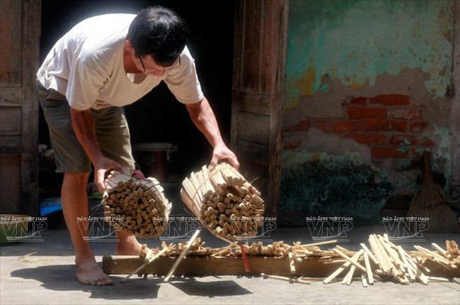 Des éventails en tissu sont fabriqués avec des brins en bambou solide trempé dans l'eau pendant quelques mois.