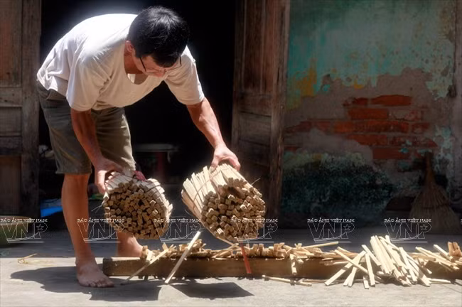 Des éventails en tissu sont fabriqués avec des brins en bambou solide trempé dans l'eau pendant quelques mois.