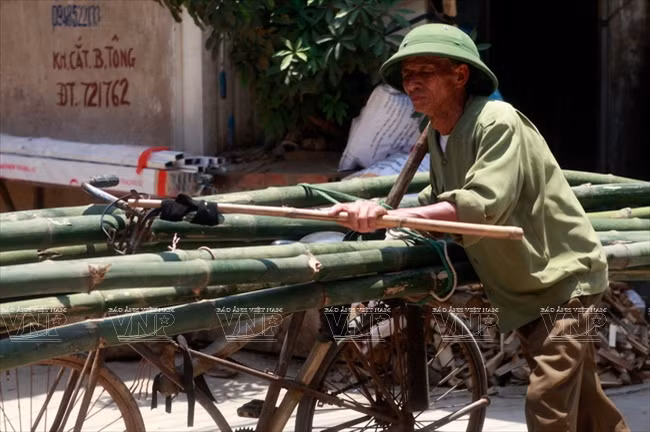 Les villageois de Chàng Son achètent eux-mêmes des bambous qui doivent être trempés dans l'eau pendant des mois avant la fabrication des brins d'éventails. 