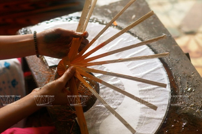 Processus avant le collage du papier. 