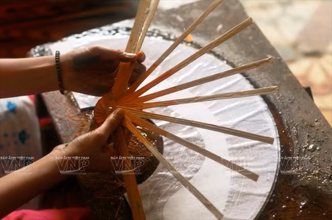 Processus avant le collage du papier. 