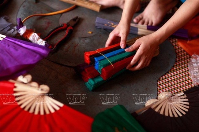 Une fois terminés, les éventails sont disposés en douzaines avec divers coloris.