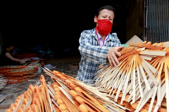 Chaque famille à Chàng Son est spécialisé dans un processus de fabrication de l'éventail. 