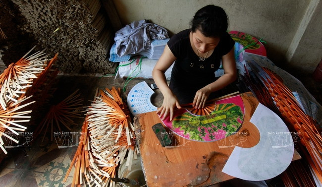 Un artisan chevronné à Chàng Son peut coller du papier sur environ 1200-1300 éventails par jour.