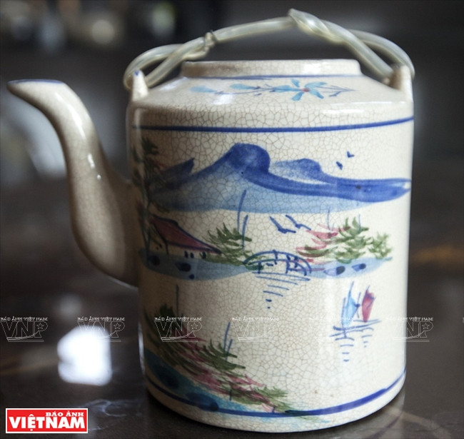 Une théière décorée de paysages vietnamiens.