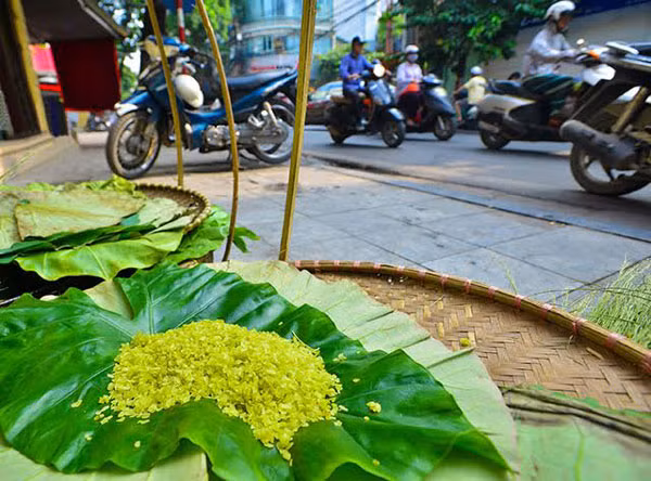 Autre image de Hanoï en automne, le cốm (des jeunes grains de riz gluant légèrement aplatis). Il s'agit de l'une des spécialités de la capitale que l’on ne voit qu'en cette saison. 