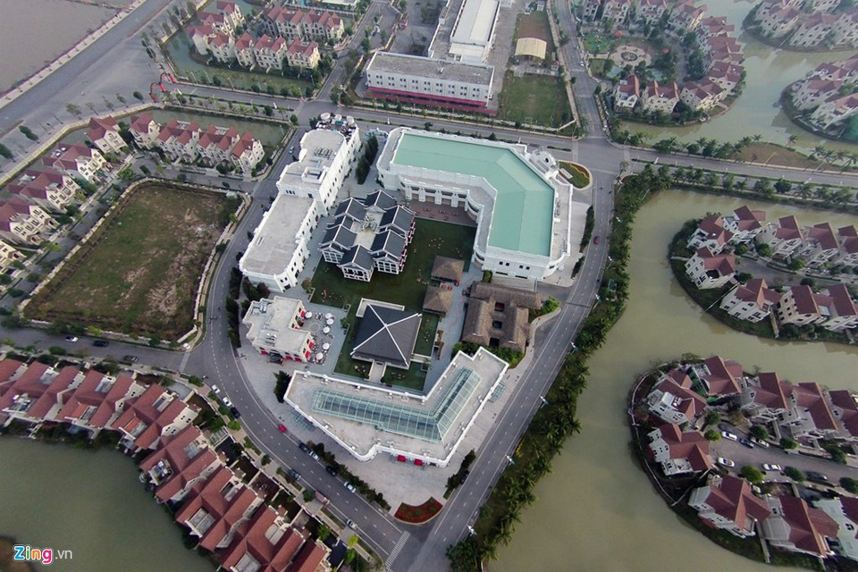Située à environ 6,5 km au sud-est du centre-ville, la zone urbaine écologique Vinhomes Riverside (arrondissement de Long Biên) a été conçue et construite selon le modèle de la ville de Venise (Italie).