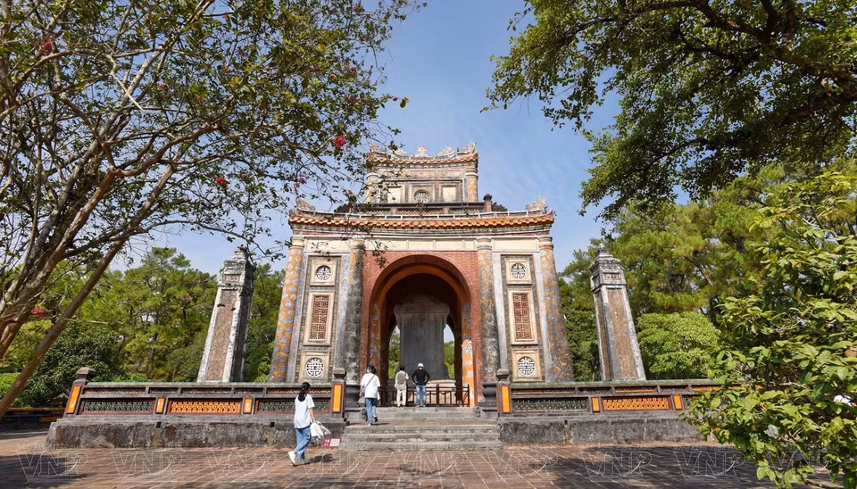  Bi Dinh, le pavillon de la stèle funéraire en pierre de 20 tonnes reconnu comme trésor national sur laquelle le texte de la biographie de 4.935 lettres rédigé par l’empereur-même donne les informations sur sa vie, sa carrière, sa royauté, sa malchance et ses maladies, mais aussi ses mérites et ses fautes. Photo: VI 