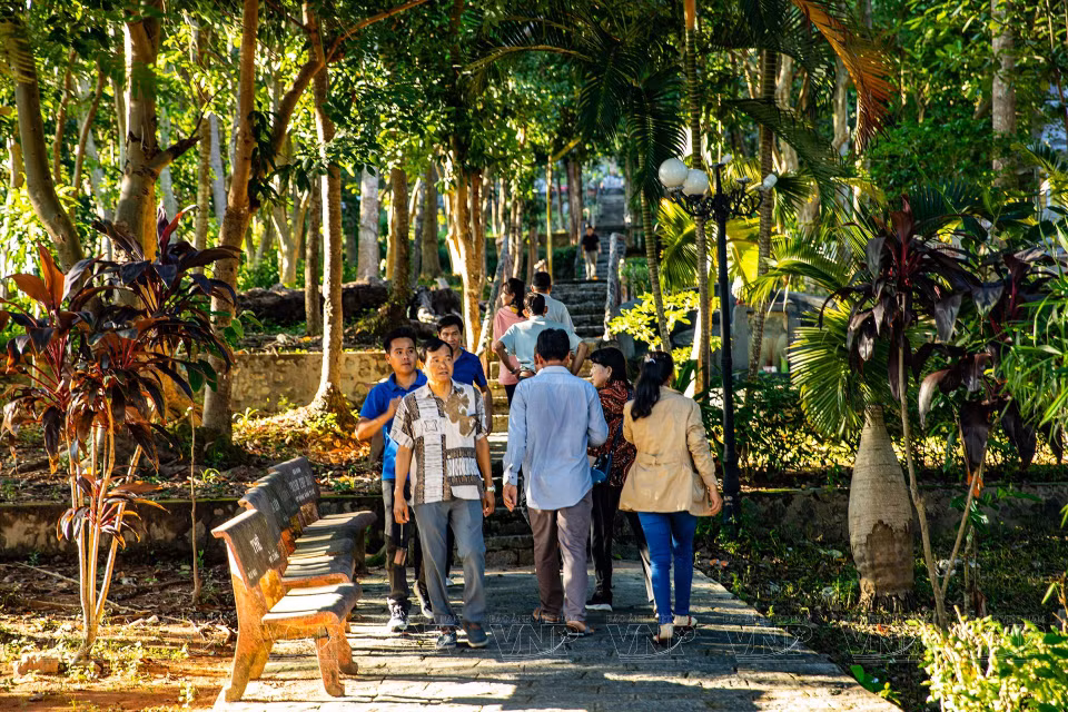  De nombreux visiteurs viennent rendre hommage à Mac Cuu, dans son tombeau situé au pied de la montagne Binh San. Photo: VI 