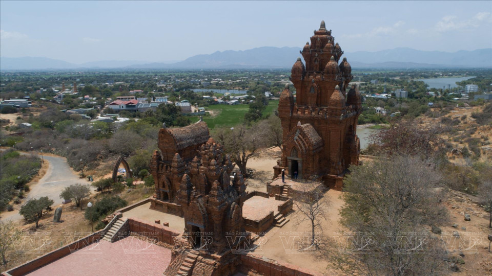  Le complexe de tours Cham de Po Klong Garai dans la province de Ninh Thuan, orné de nombreux motifs en céramique, a été reconnu monument architectural et artistique national. Photo : VI