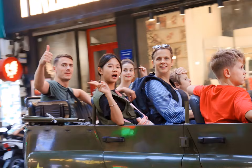 Des touristes étrangers explorant les rues de Hanoï en jeep. Photo : VNA 