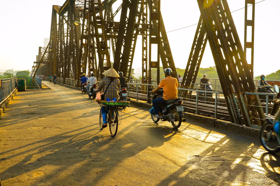  Le pont Long Bien, vieux de 120 ans, est encore plus magnifique sous le soleil doré de l'automne. Photo : VNA 