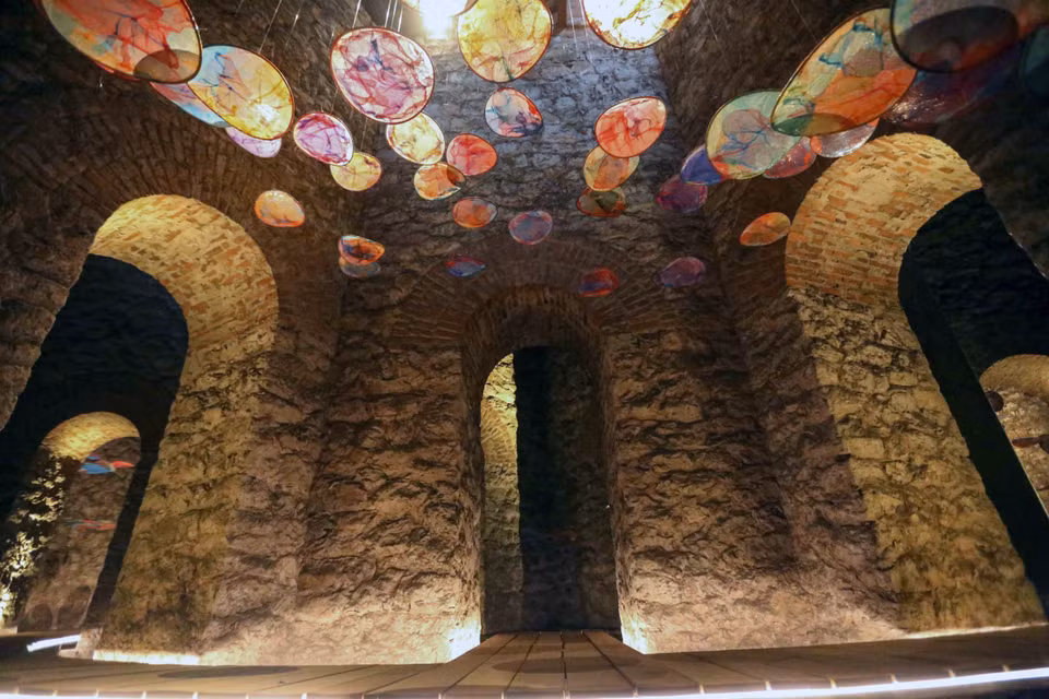  L'exposition s'inspire du concept asiatique "Luc Thuy" qui symbolise six sources d'eau naturelles : l'eau de rivière, l'eau de ruisseau, l'eau de source, l'eau de pluie, l'eau souterraine et l'eau de mer. Photo : VNA 