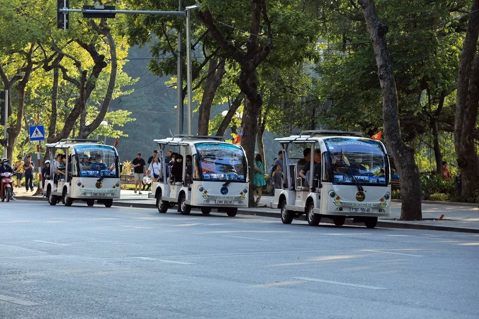  La feuille de route pour la conversion à l'énergie verte pour les transports d'ici 2050 vise à ce que 100% des véhicules routiers à moteur passent à l'électricité et à l'énergie verte. Photo : VNA 