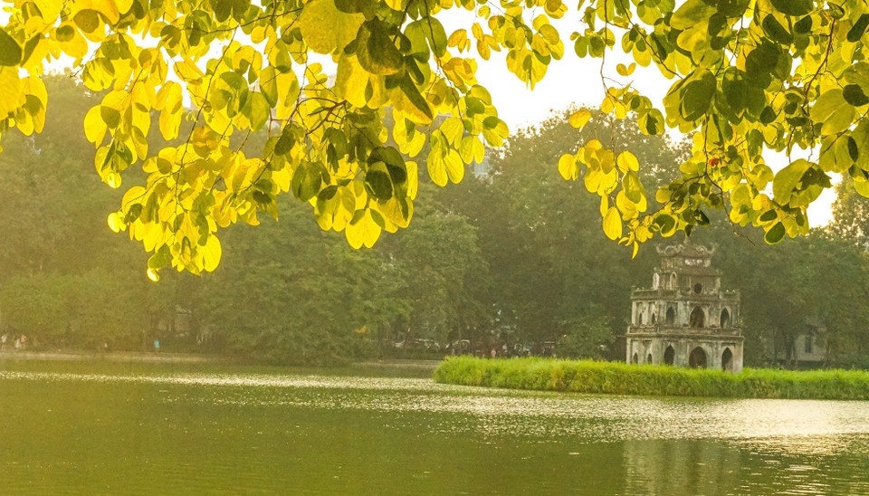  Le lac Hoan Kiem (lac de l'Épée restituée), situé au cœur de Hanoï, est encore plus enchanteur en automne. Photo : VNA