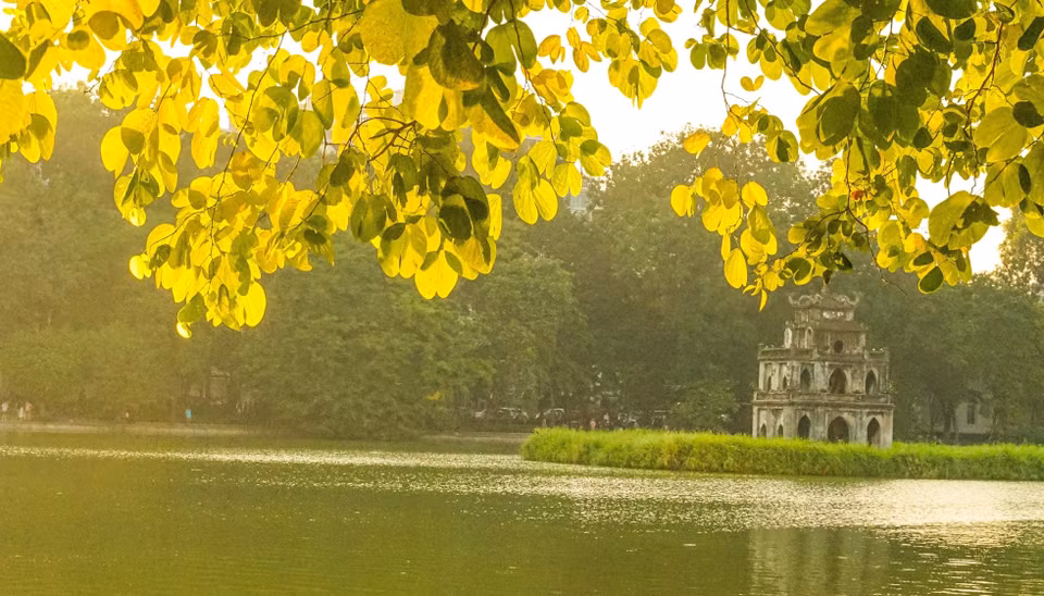  Le lac Hoan Kiem (lac de l'Épée restituée), situé au cœur de Hanoï, est encore plus enchanteur en automne. Photo : VNA 