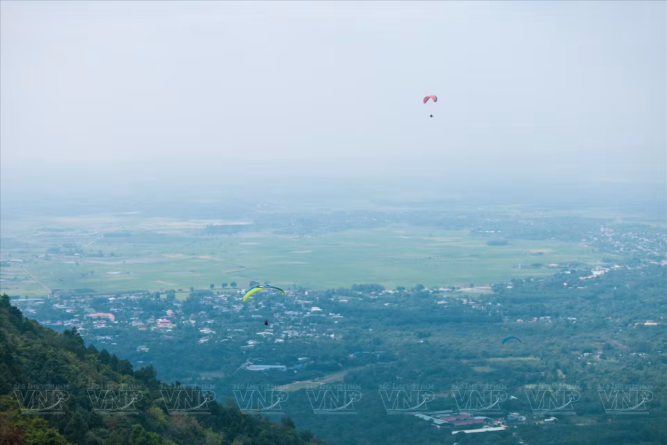  Le parapente est régulièrement pratiqué dans cette zone. Photo: VI 