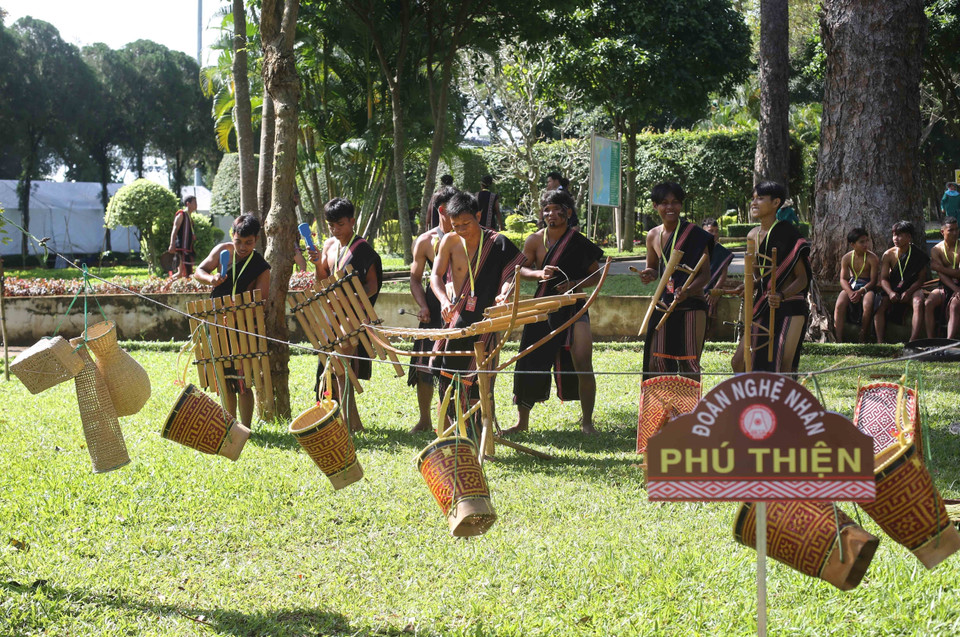 Démonstration d'instruments de musique traditionnels. Photo : VNA