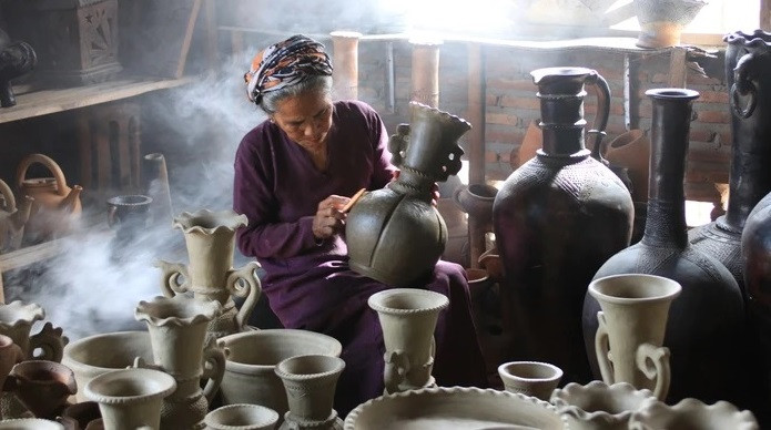  Une artisane du village de poterie de Bau Truc. Photo : VI