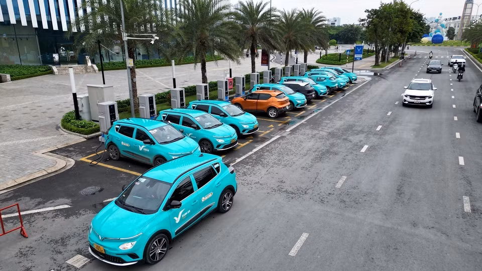  Un point de recharge électrique situé en bordure de route permet aux voitures électriques de recharger leurs batteries si nécessaire à Hanoï. Photo : VNA 