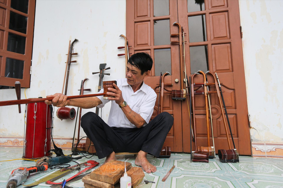  Quach Thanh Lap, membre du club de chèo du village de Khuốc, est également fabricant d'instruments de musique utilisés lors des spectacles. Photo : VI