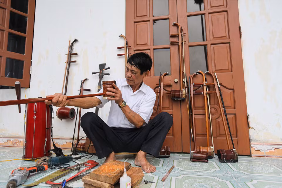  Quach Thanh Lap, membre du club de chèo du village de Khuốc, est également fabricant d'instruments de musique utilisés lors des spectacles. Photo : VI 