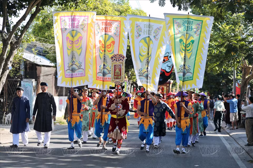  Des artistes de Huê participent à un programme de promotion du tuông royal de Huê. Photo : VI 