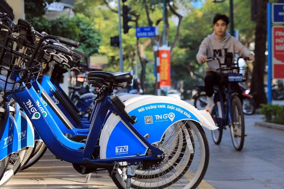  L'utilisation des vélos électriques permet de participer aux transports écologiques et à la protection de l'environnement, contribuant ainsi à créer un écosystème de transports verts à Hanoï. Photo : VNA 