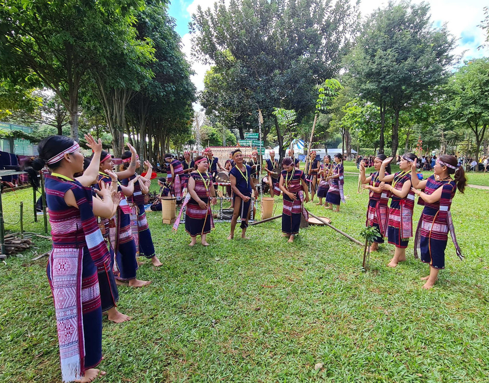 Les artistes présentent la danse xoang. Photo: VNA