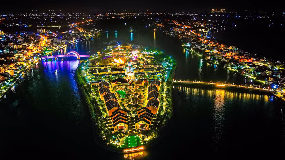  Le 1er décembre dernier, à Dubaï, aux Émirats arabes unis, l'île de la mémoire de Hoi An a été désignée comme le meilleur complexe de tourisme culturel et de divertissement au monde en 2023. C'est la deuxième année consécutive que ce complexe vietnamien remporte un prix lors des World Travel Awards. Photo : VNA 