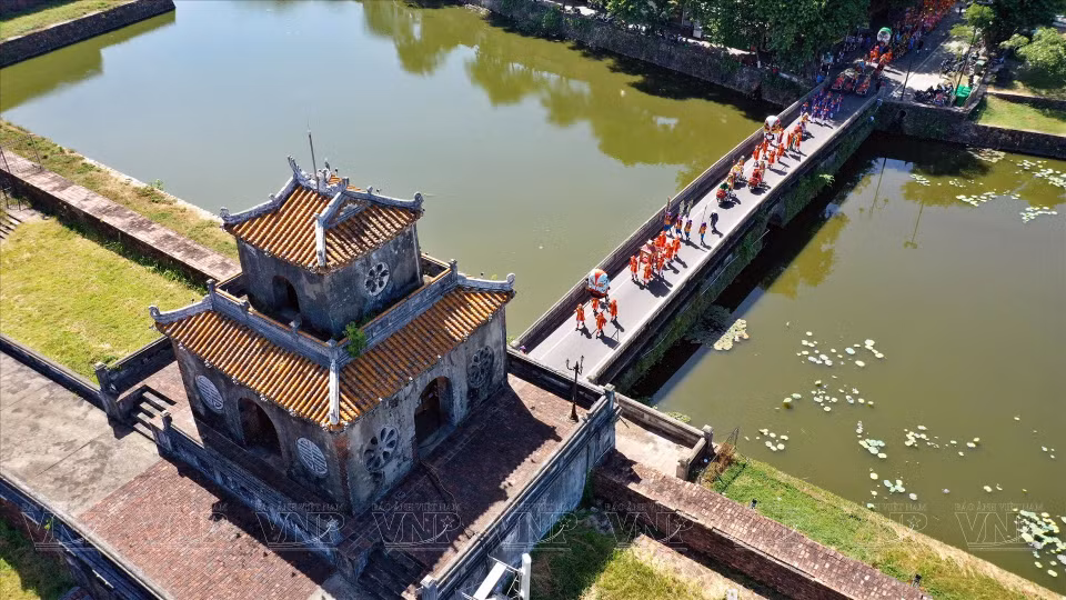  Une troupe présente le tuông royal à la citadelle impériale de Huê. Photo : VI 