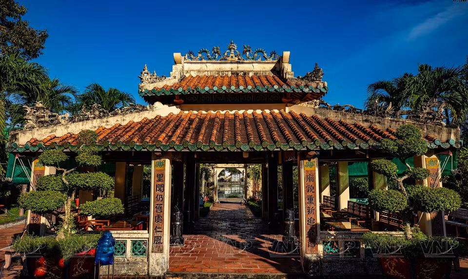  Le gouverneur Mac Cuu a exploré et développé la terre de Ha Tien il y a plus de trois siècles. Le temple de Mac Cuu comprend trois parties, avec trois portiques d'entrée. Photo: VI 