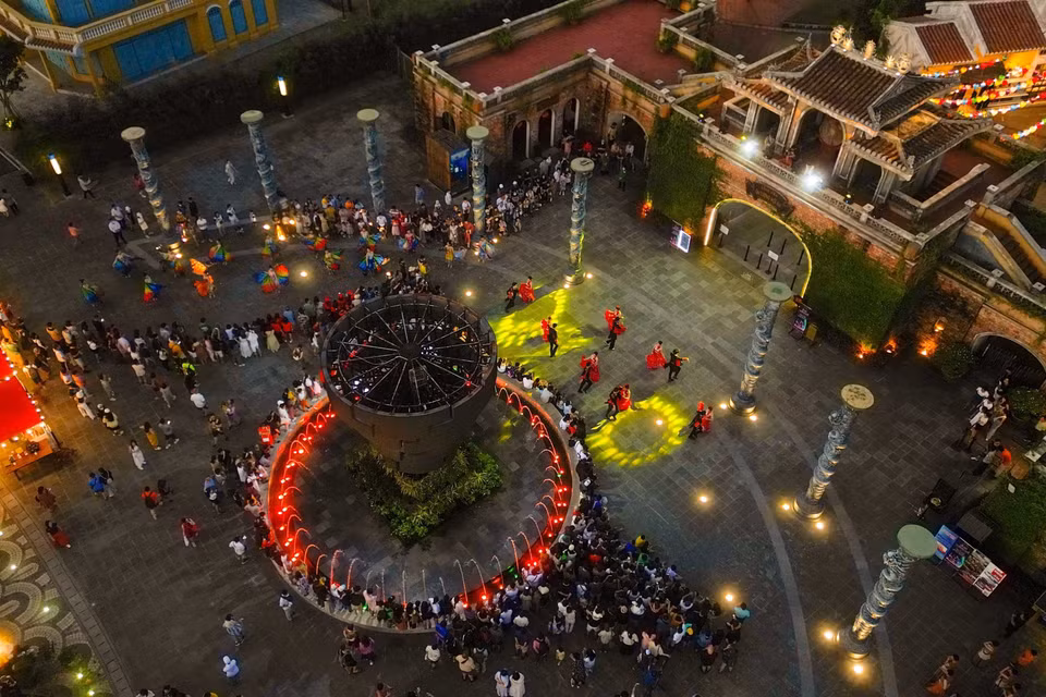  Les activités culturelles et de divertissement sur l'île de la mémoire de Hoi An attirent de nombreux touristes. Photo : VNA 