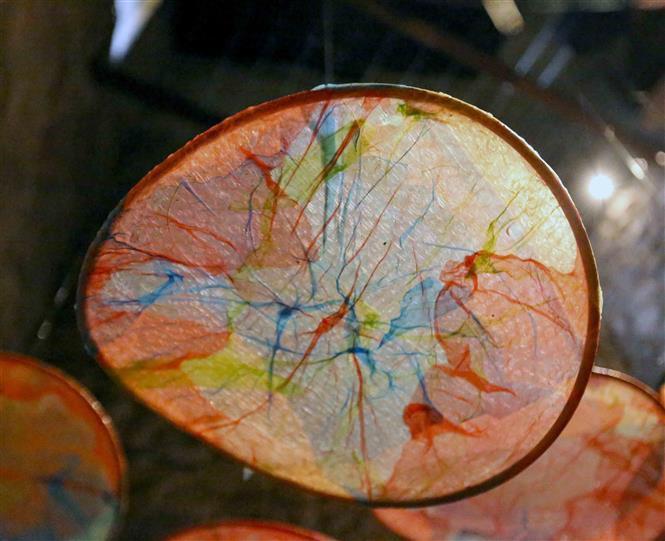  Les œuvres présentées ici ont été fabriquées à partir de nylon recyclé, afin de transmettre au public le rôle de l'eau dans la vie, le lien entre l'homme et la nature, ainsi que l'impact des zones urbaines sur l'environnement. Photo : VNA