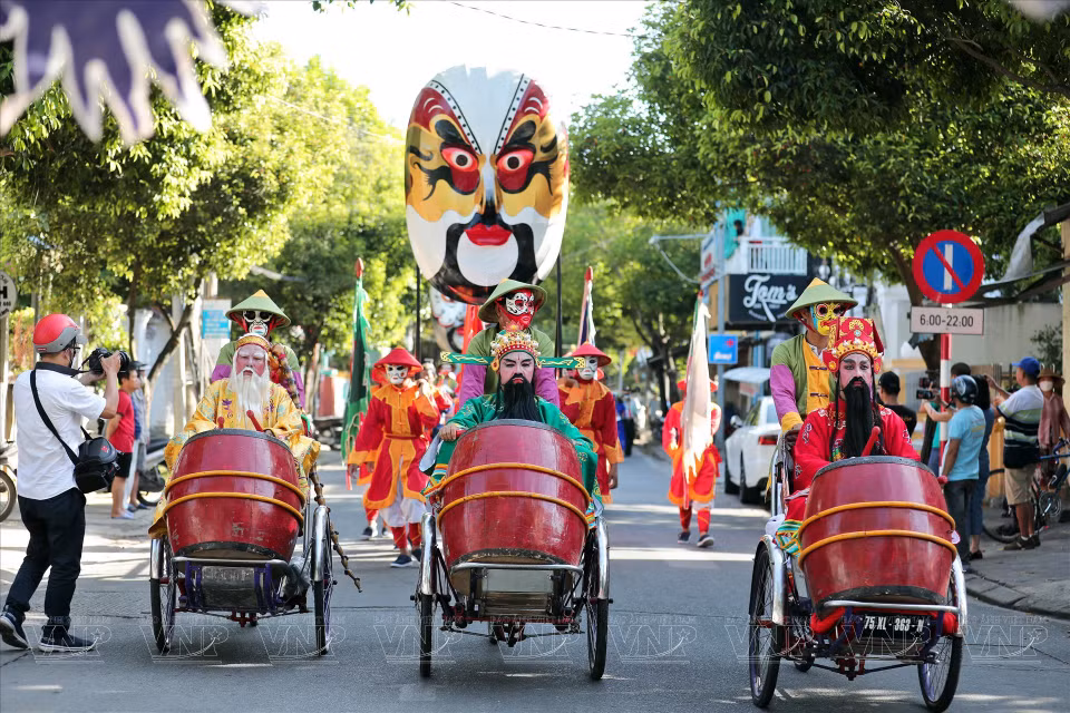  Images impressionnantes d'artistes du tuông dans des rues de Huê. Photo : VI 
