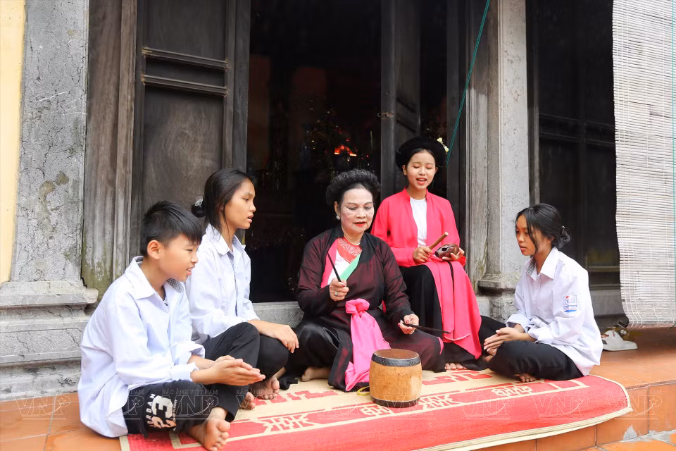 Le week-end, Mme Cao Thi Bac, responsable du club de chèo du village de Khuốc, enseigne souvent cet art aux enfants afin de transmettre sa passion à la génération suivante. Photo : VI 
