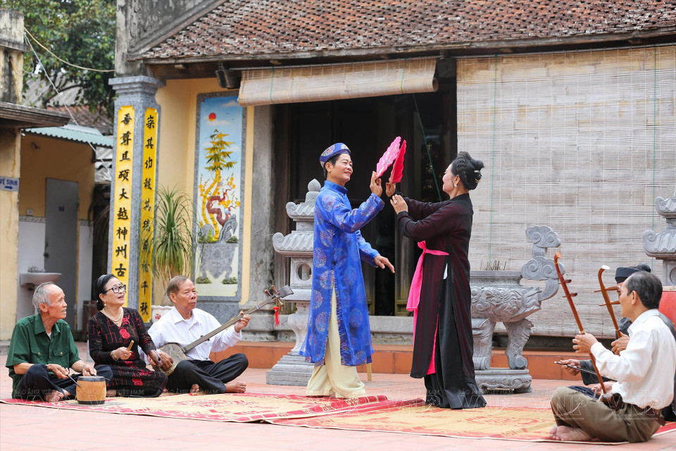 Des membres du club de chèo du village de Khuốc interprètent l'une des pièces de Quan Am Thi Kinh. Photo : VI