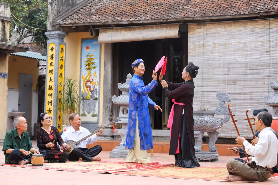 Des membres du club de chèo du village de Khuốc interprètent l'une des pièces de Quan Am Thi Kinh. Photo : VI 