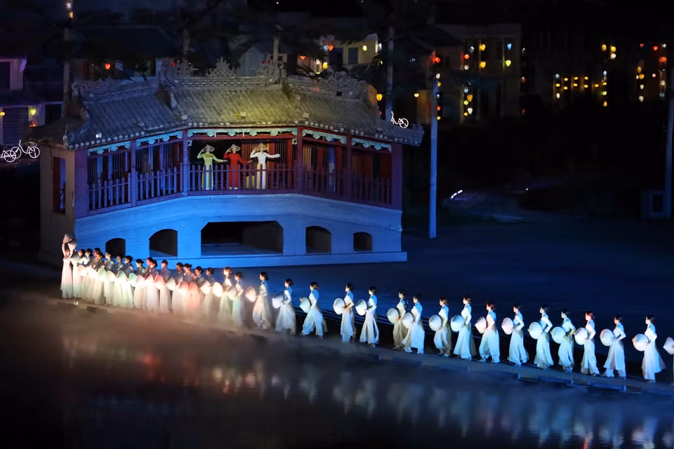  Un spectacle d'art visuel en plein air recrée la culture et l'histoire de Hoi An sur l'île de la mémoire de Hoi An. Photo : VNA 