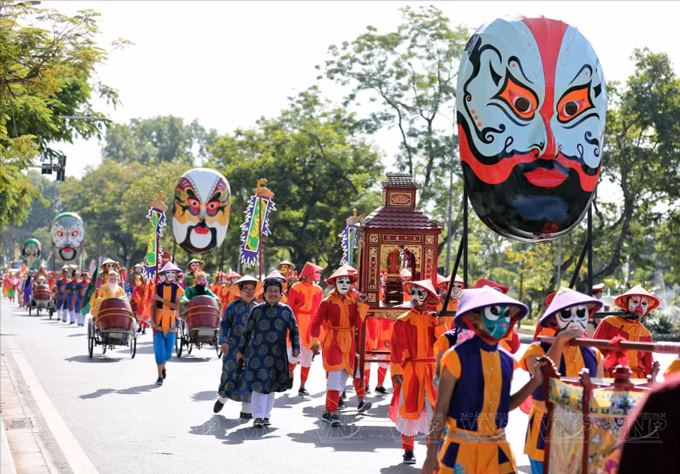  Plus de 200 artistes participent à un programme de spectacles de rue pour présenter et promouvoir le tuông royal de Huê. Photo : VI 