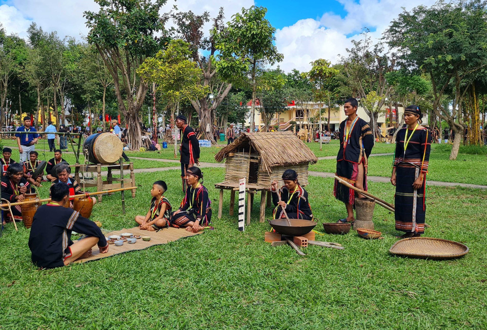 Culte lors de la cérémonie d'inauguration d'une nouvelle maison de l'ethnie Jrai dans la province de Gia Lai. Photo : VNA