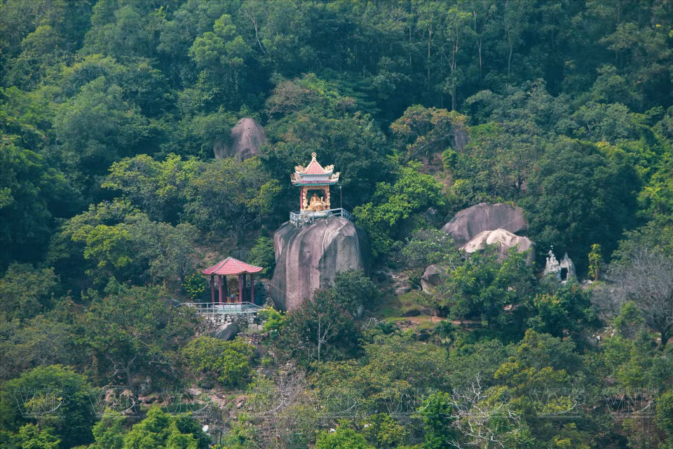  Une ancienne pagode à l'ombre d'arbres sur la montagne de Chua Chan. Photo: VI 