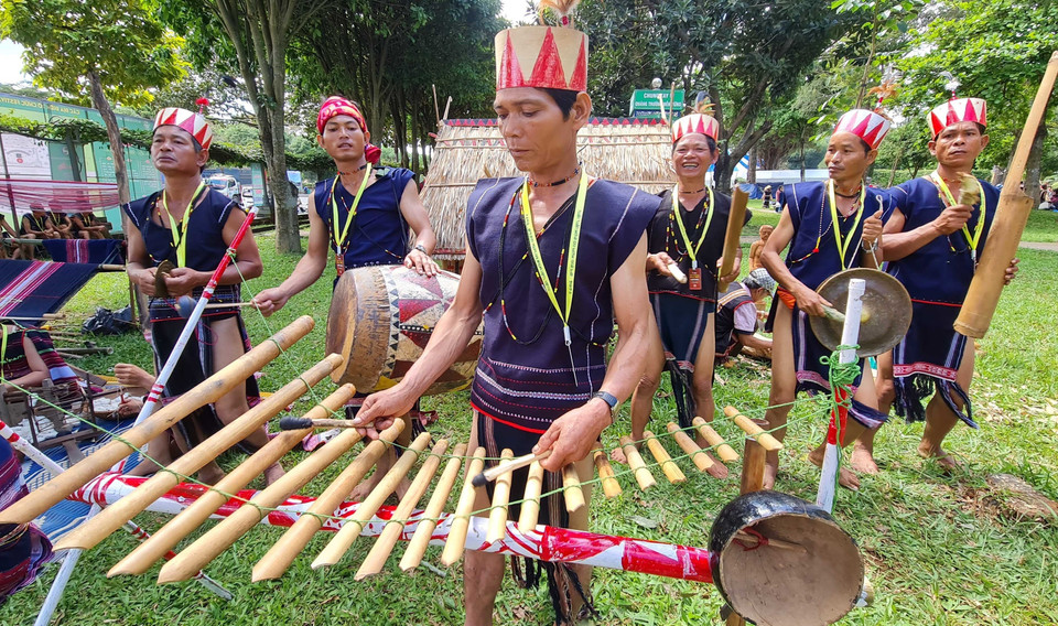 Démonstration d'instruments de musique traditionnels. Photo : VNA Démonstration des instruments de musique traditionnels. Photo : VNA